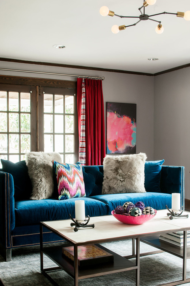 Стильный дизайн: открытая гостиная комната среднего размера в стиле фьюжн с серыми стенами и ковровым покрытием без камина - последний тренд