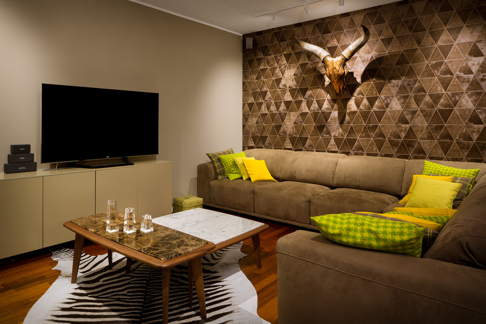 Mittelgroßes Modernes Wohnzimmer mit weißer Wandfarbe, braunem Holzboden und freistehendem TV in Berlin
