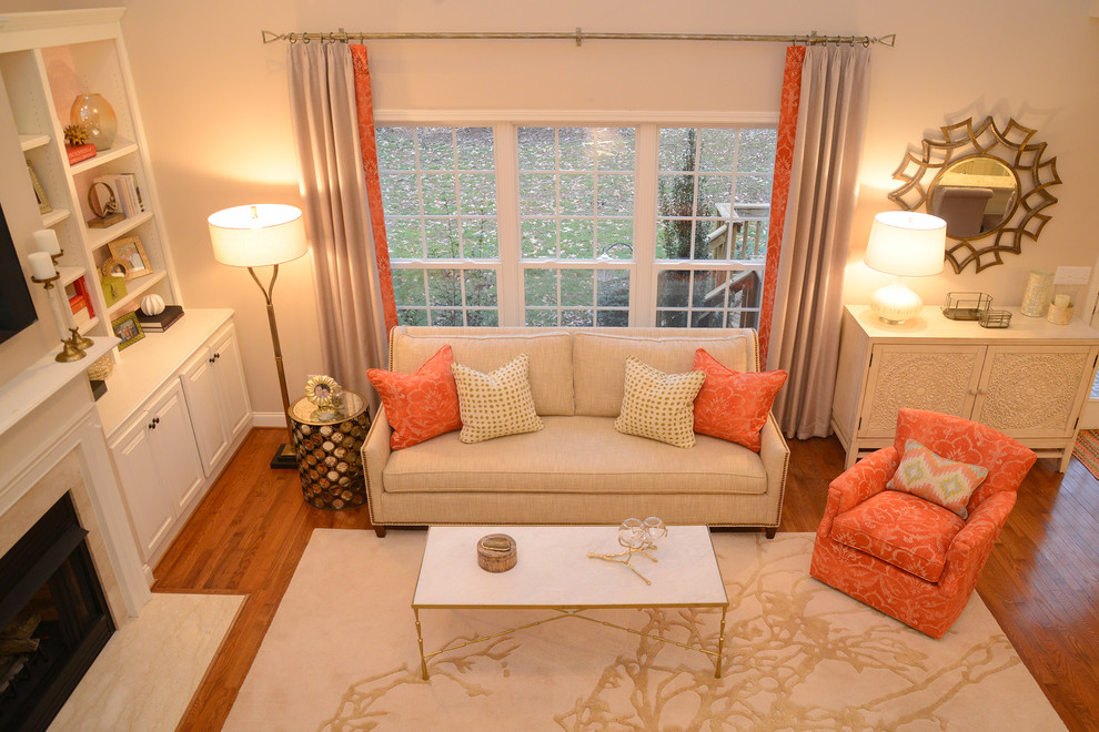 Idee per un soggiorno chic aperto con pareti beige, pavimento in legno massello medio, camino classico, cornice del camino in legno e TV a parete