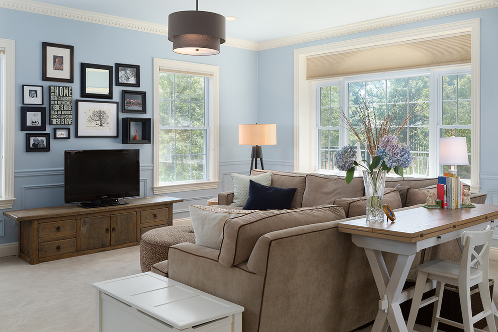 Imagen de sala de estar abierta clásica renovada de tamaño medio con paredes azules