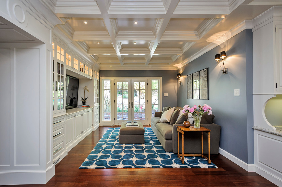 Свежая идея для дизайна: изолированная гостиная комната среднего размера в классическом стиле с синими стенами, коричневым полом, паркетным полом среднего тона, мультимедийным центром и ковром на полу без камина - отличное фото интерьера