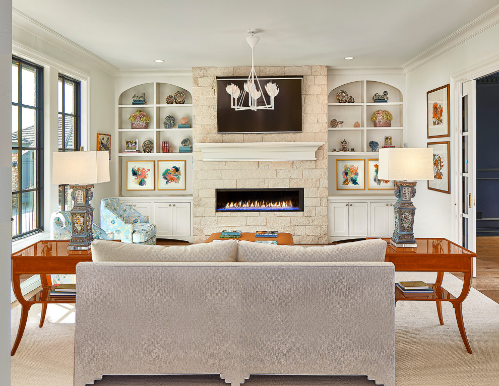 Foto de sala de estar tradicional con marco de chimenea de piedra