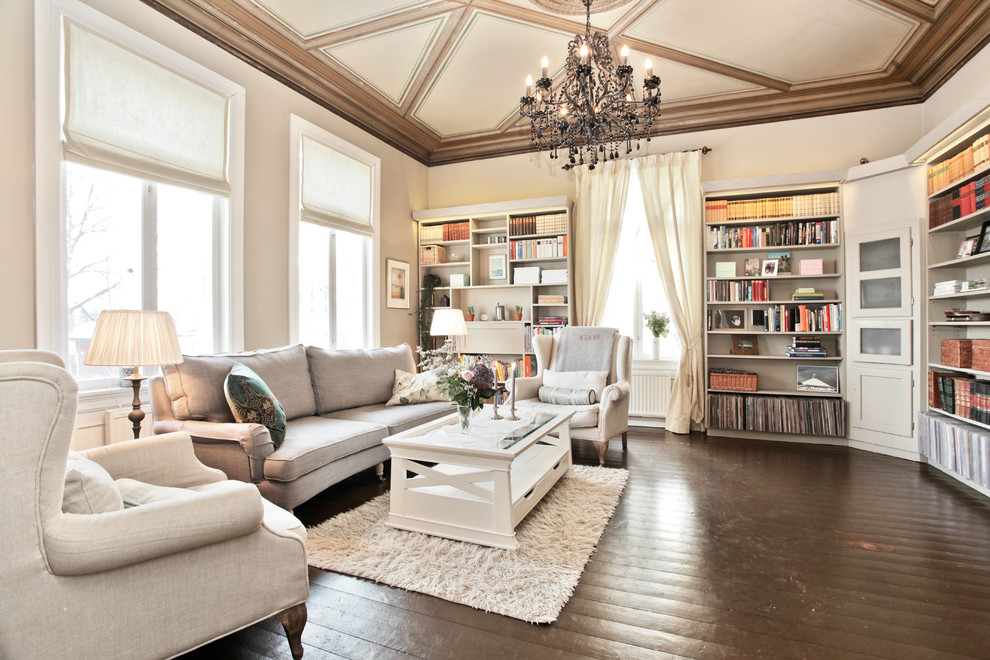 Idee per un soggiorno classico con libreria, pareti beige e nessuna TV