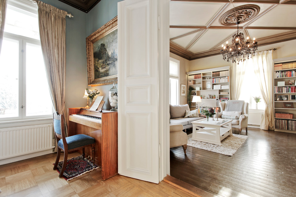 Источник вдохновения для домашнего уюта: гостиная комната в классическом стиле с с книжными шкафами и полками и бежевыми стенами