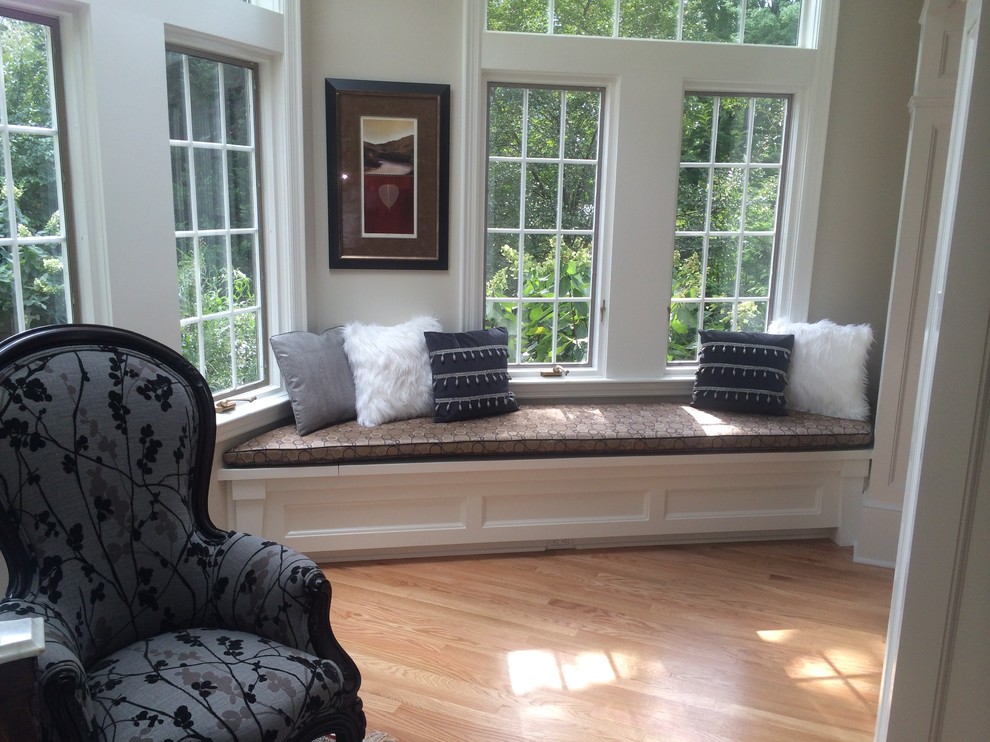 Foto de sala de estar abierta actual de tamaño medio con paredes beige y suelo de madera clara