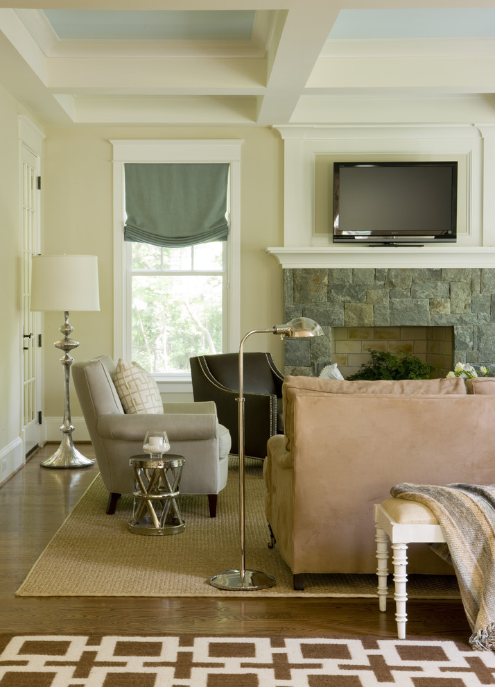 Modernes Wohnzimmer mit beiger Wandfarbe, dunklem Holzboden, Kamin, Kaminumrandung aus Stein und freistehendem TV in Washington, D.C.