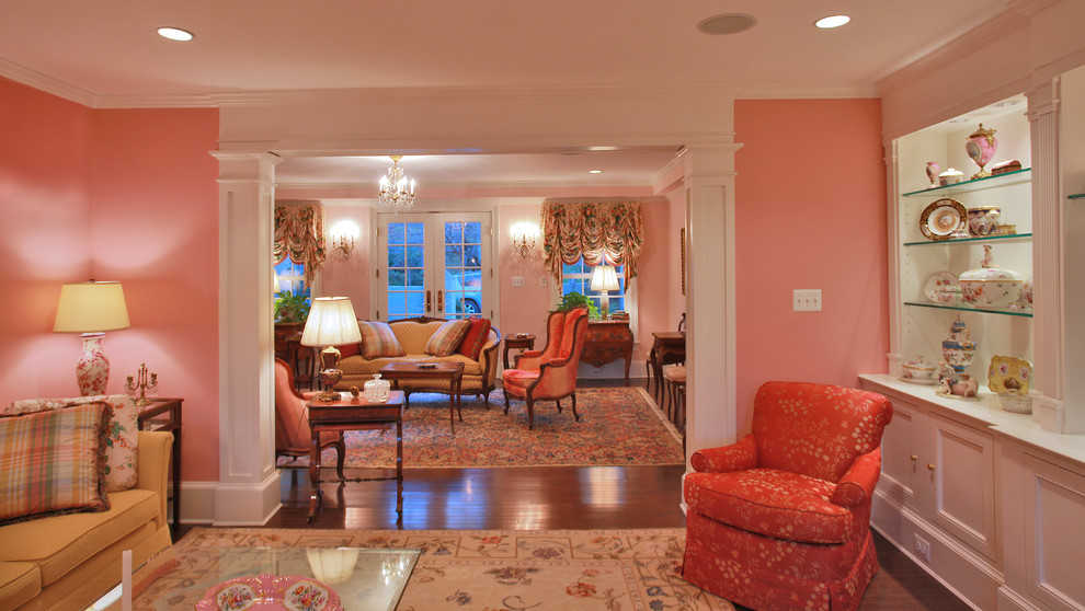 Стильный дизайн: открытая гостиная комната среднего размера в современном стиле с розовыми стенами, темным паркетным полом и мультимедийным центром - последний тренд