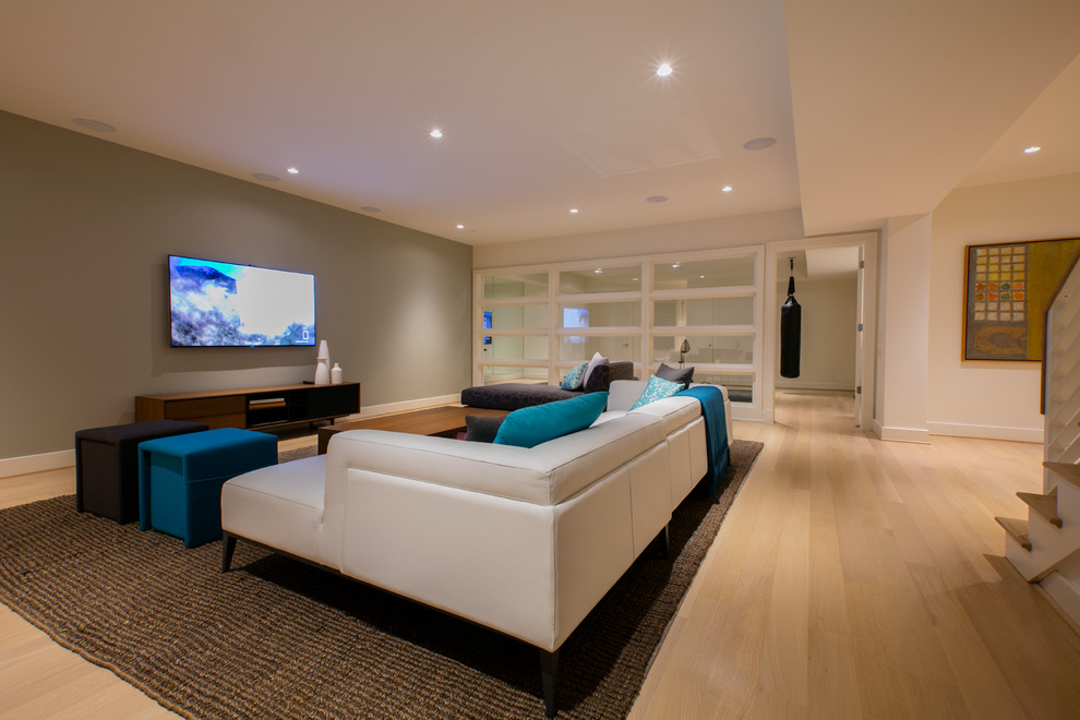 Immagine di un soggiorno moderno di medie dimensioni e aperto con pareti beige, parquet chiaro, camino lineare Ribbon e TV a parete