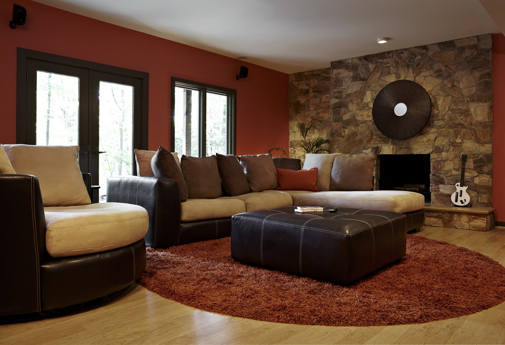 Mittelgroßes, Abgetrenntes Klassisches Wohnzimmer mit roter Wandfarbe, hellem Holzboden und beigem Boden in Washington, D.C.