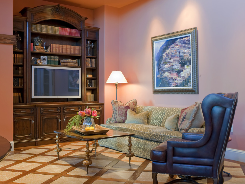 Modelo de sala de estar cerrada bohemia de tamaño medio sin chimenea con paredes rosas, suelo de mármol y pared multimedia