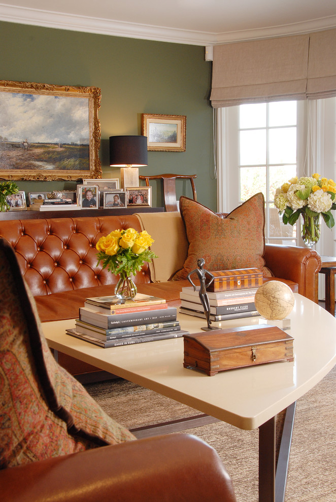 Стильный дизайн: гостиная комната в классическом стиле с зелеными стенами и ковром на полу - последний тренд