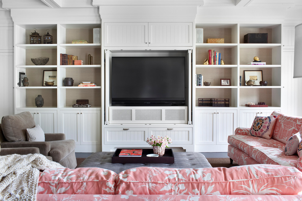 Modelo de sala de estar clásica renovada con suelo de madera oscura y pared multimedia