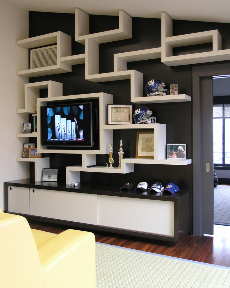 Foto di un soggiorno minimalista di medie dimensioni e aperto con pareti multicolore, parquet scuro, nessun camino, parete attrezzata e pavimento marrone