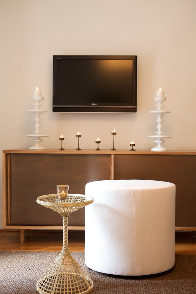 На фото: гостиная комната в стиле ретро с бежевыми стенами и телевизором на стене с