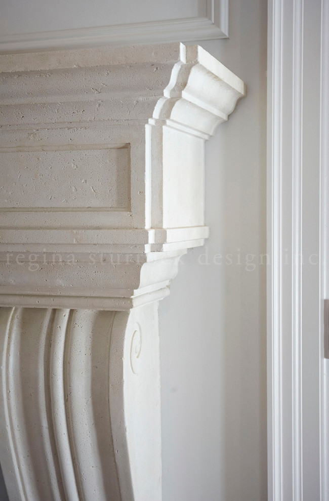 Источник вдохновения для домашнего уюта: большая открытая гостиная комната в стиле неоклассика (современная классика) с белыми стенами, двусторонним камином и фасадом камина из штукатурки