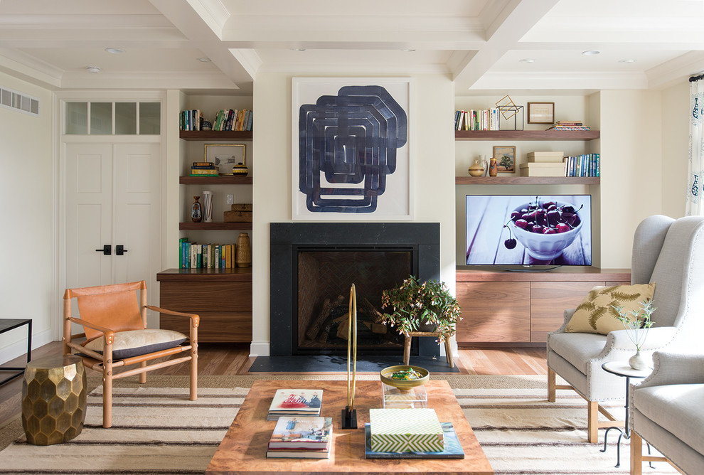Klassisches Wohnzimmer mit beiger Wandfarbe, braunem Holzboden und Kamin in Milwaukee