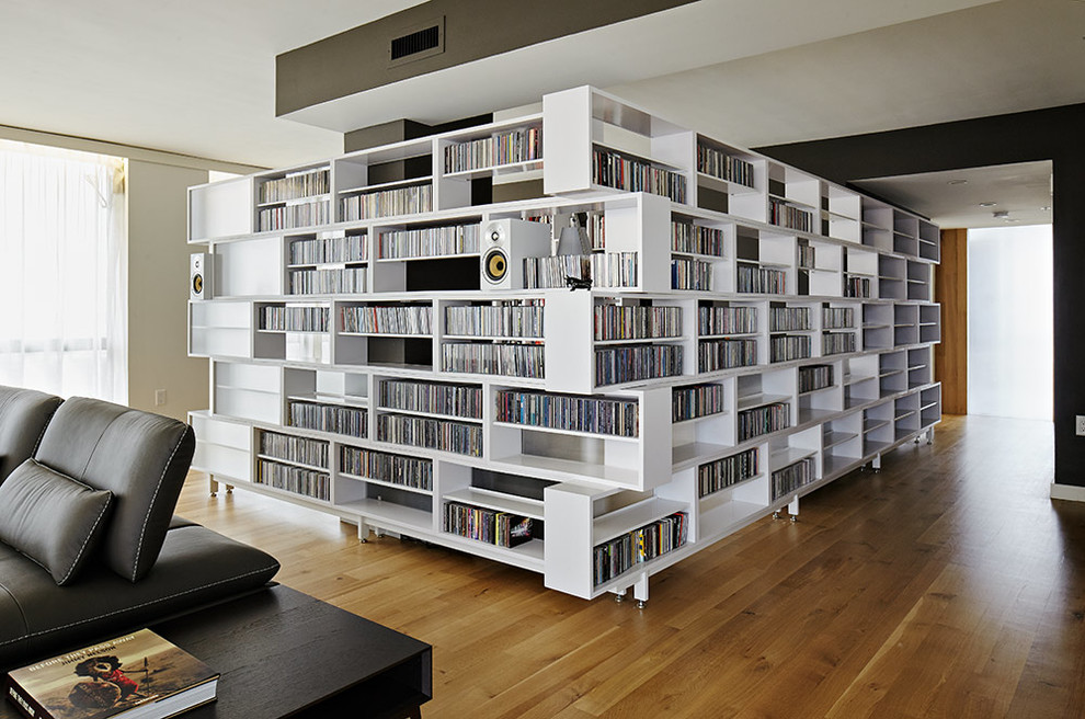 Foto de sala de estar abierta contemporánea con suelo de madera en tonos medios