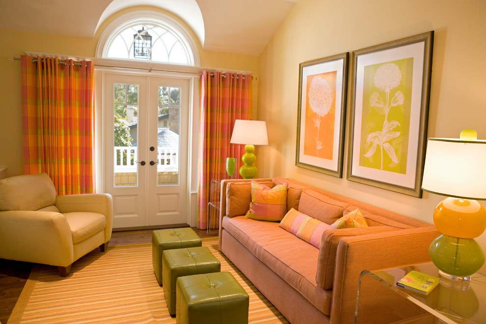 Пример оригинального дизайна: изолированная гостиная комната среднего размера в морском стиле с желтыми стенами, темным паркетным полом и ковром на полу без камина