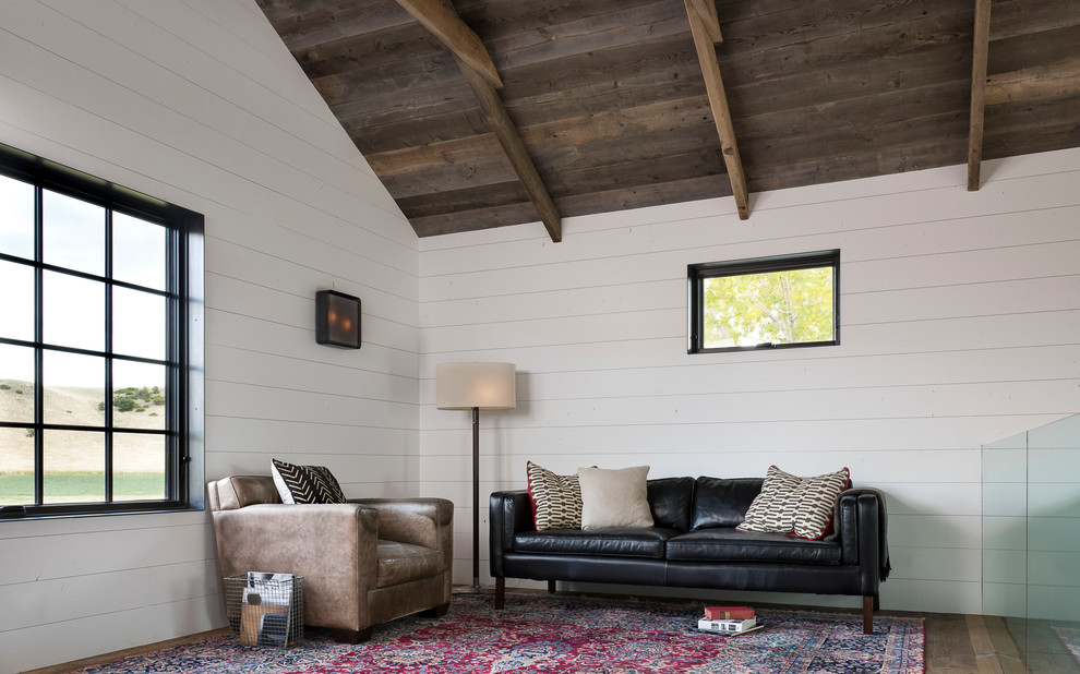 Idee per un piccolo soggiorno moderno stile loft con pareti bianche, pavimento in legno massello medio e pavimento marrone