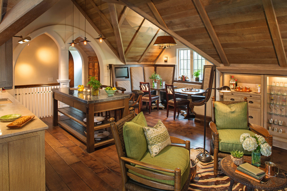 Idee per un piccolo soggiorno bohémian aperto con pavimento in legno massello medio e pareti beige