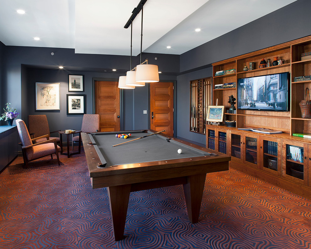 Großer, Abgetrennter Moderner Hobbyraum ohne Kamin mit blauer Wandfarbe, Teppichboden, TV-Wand und buntem Boden in New York