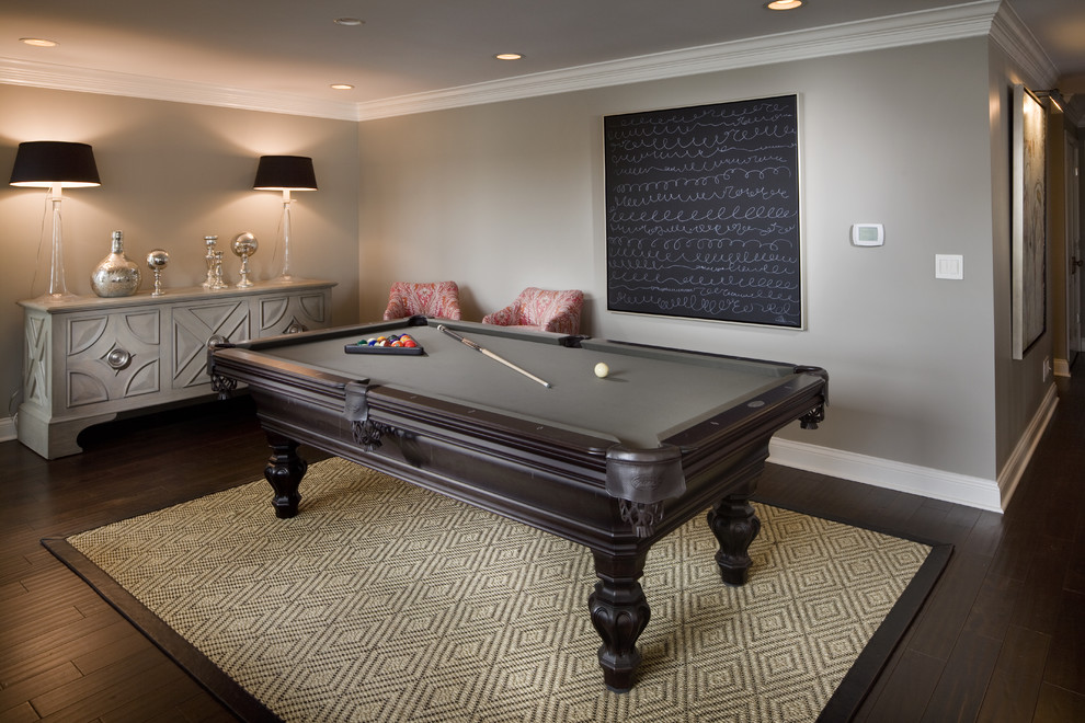 Diseño de sala de estar clásica renovada con paredes grises y suelo de madera oscura
