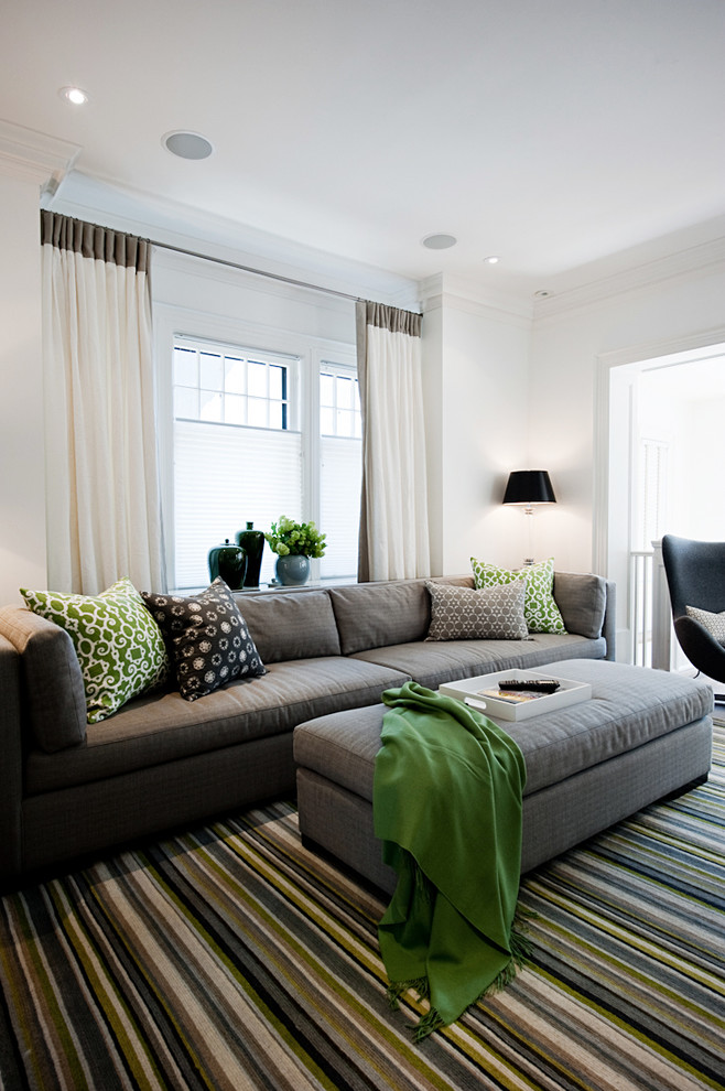 Foto de sala de estar abierta actual grande con paredes blancas y suelo de madera clara