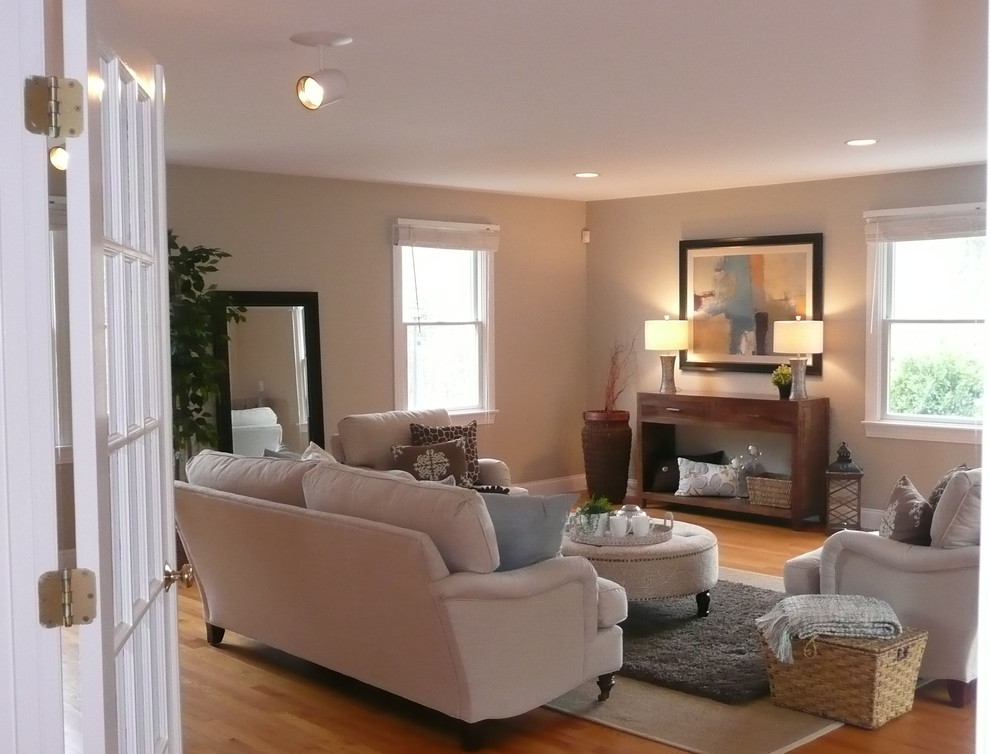 Modelo de sala de estar cerrada tradicional renovada de tamaño medio con paredes grises y suelo de madera en tonos medios