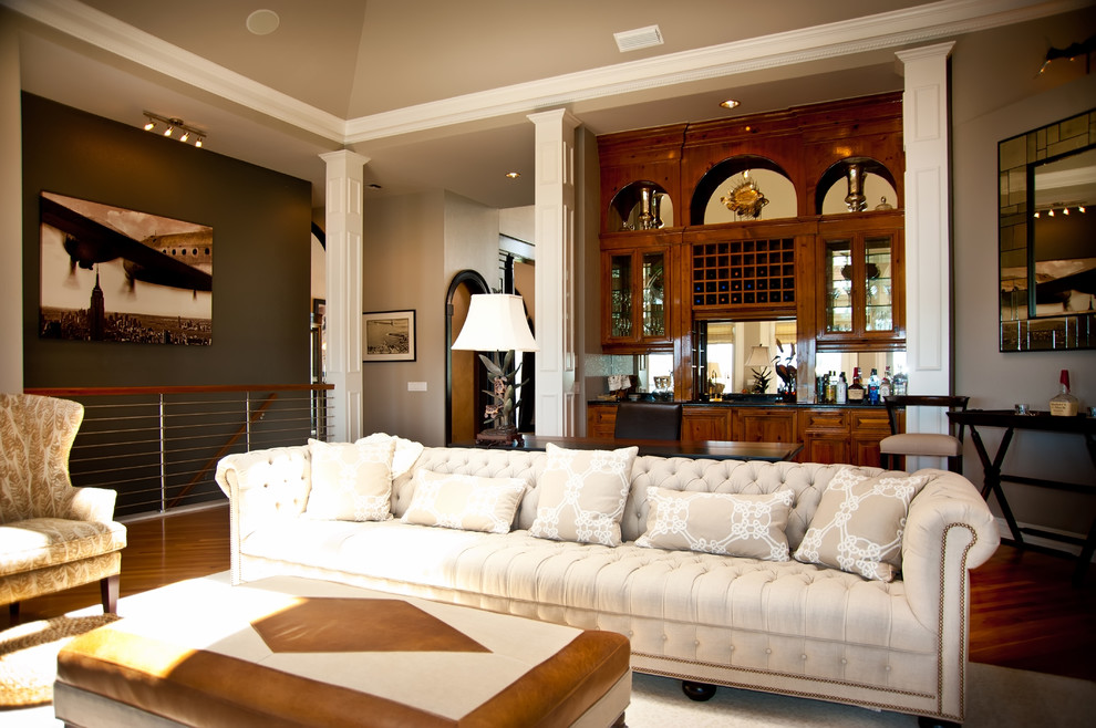 Ejemplo de sala de estar cerrada clásica renovada de tamaño medio sin chimenea con paredes beige y suelo de madera en tonos medios