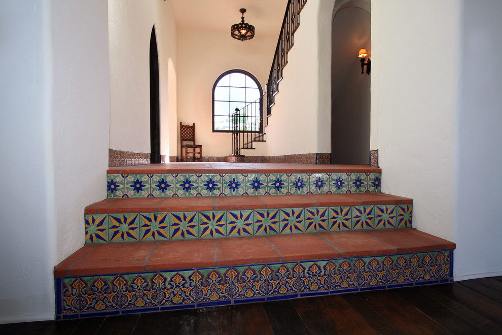Пример оригинального дизайна: гостиная комната в средиземноморском стиле с белыми стенами и полом из терракотовой плитки