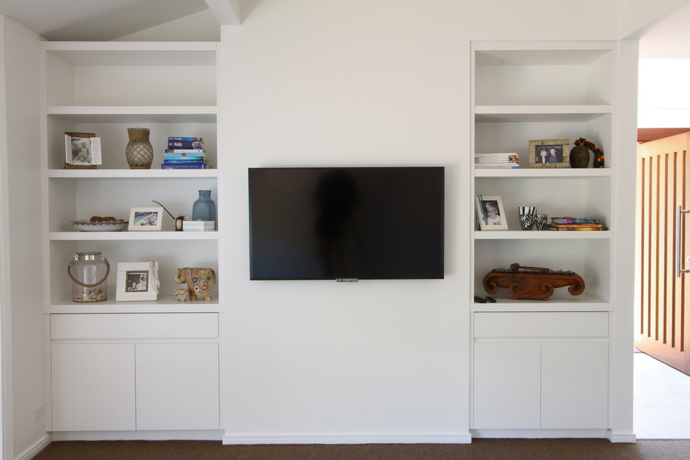 Пример оригинального дизайна: открытая гостиная комната среднего размера в стиле модернизм с белыми стенами, ковровым покрытием и телевизором на стене