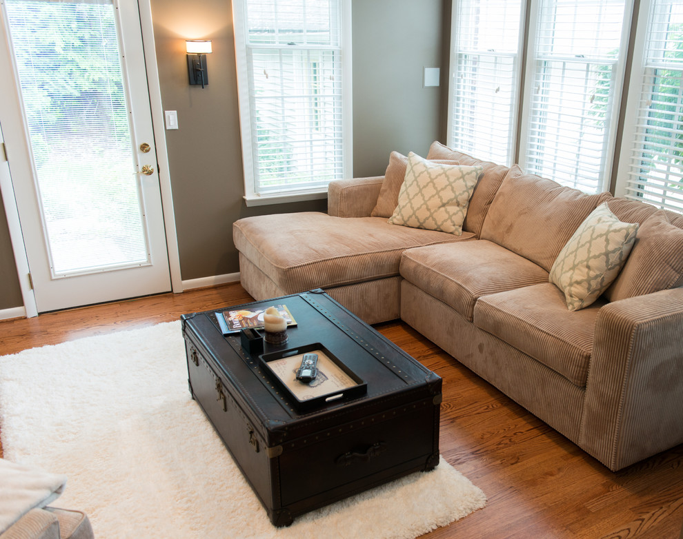 Imagen de sala de estar actual de tamaño medio con suelo de madera en tonos medios