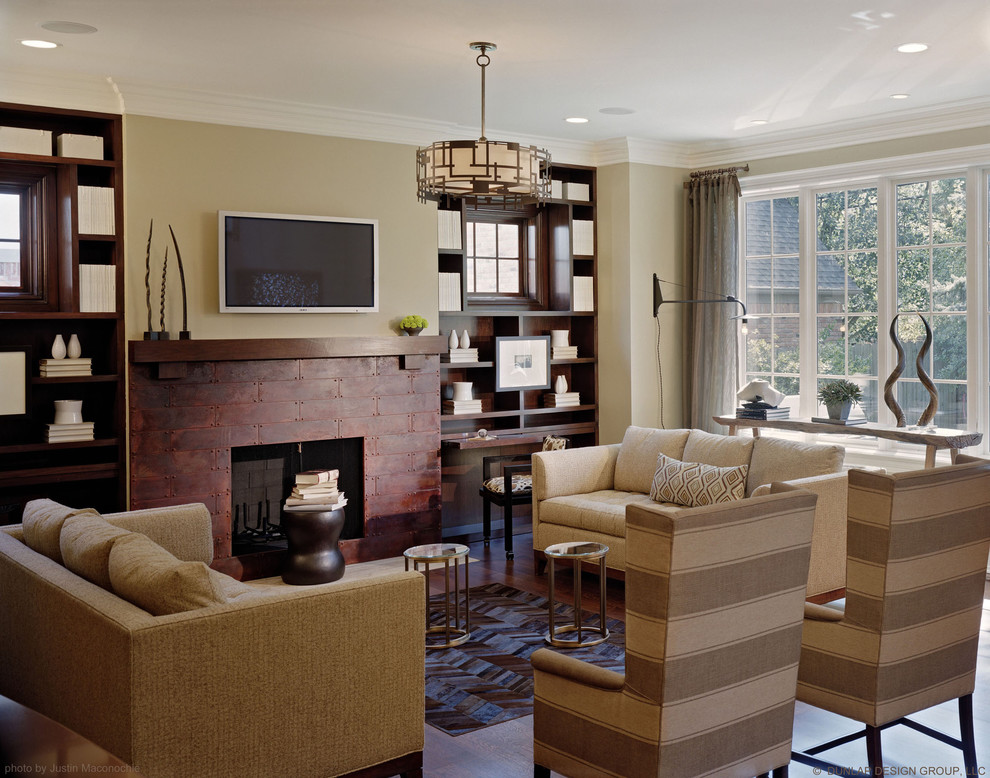 Источник вдохновения для домашнего уюта: гостиная комната в классическом стиле с бежевыми стенами, стандартным камином, телевизором на стене и ковром на полу