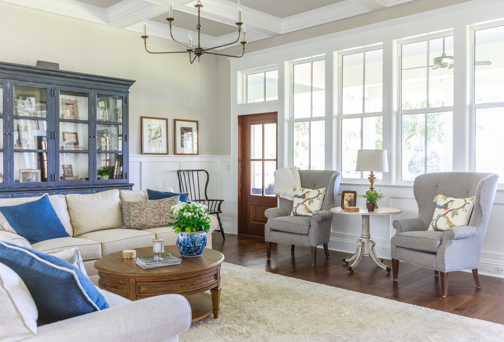 Country Wohnzimmer mit beiger Wandfarbe, braunem Holzboden und braunem Boden in Jacksonville