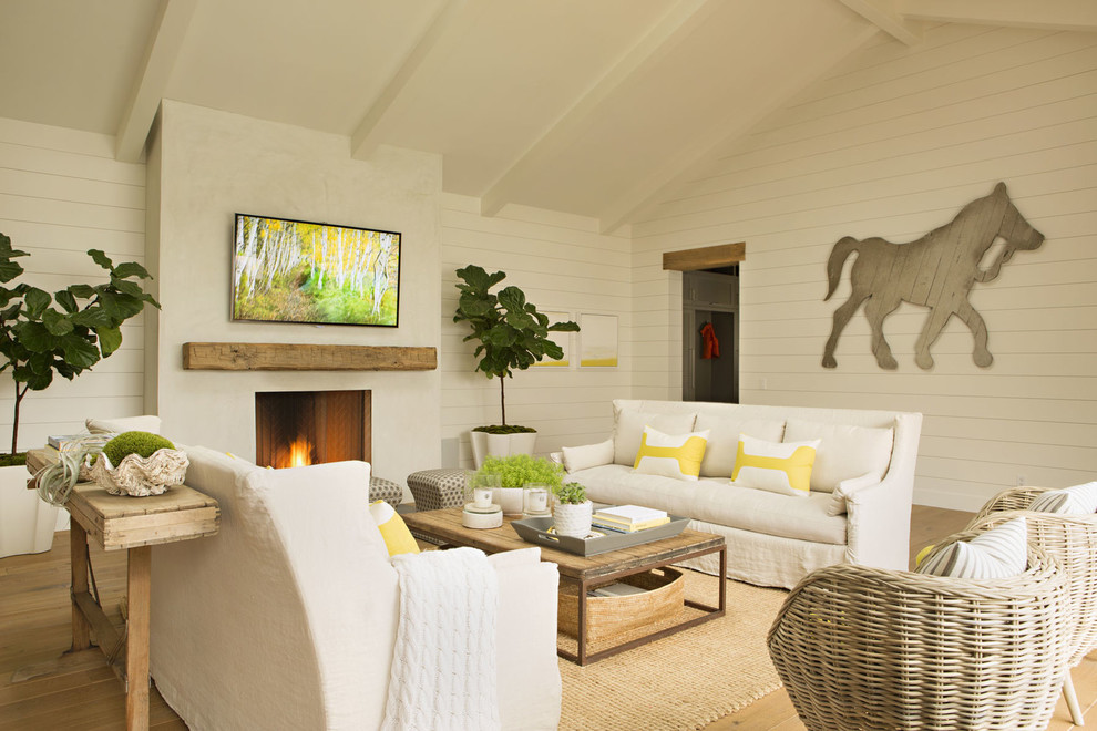 Abgetrenntes Country Wohnzimmer mit weißer Wandfarbe, hellem Holzboden, Kamin, TV-Wand und beigem Boden in Orange County