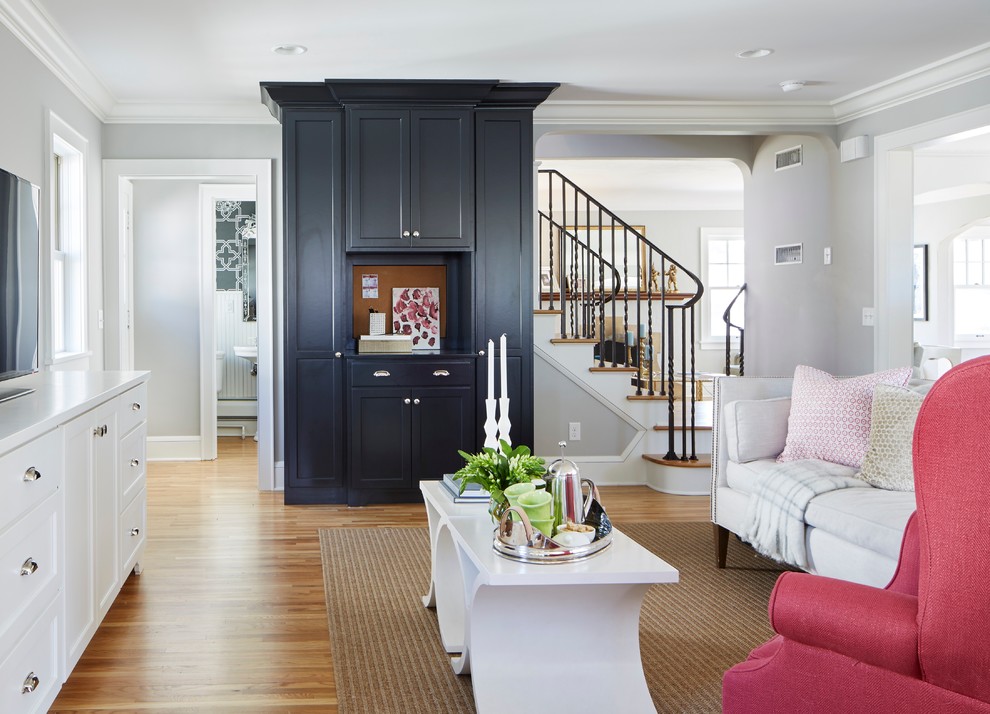 Идея дизайна: гостиная комната в стиле неоклассика (современная классика) с серыми стенами, паркетным полом среднего тона, отдельно стоящим телевизором и ковром на полу
