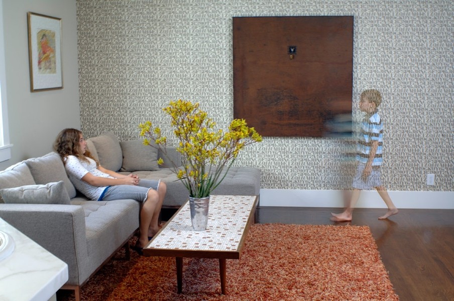 Ispirazione per un soggiorno moderno di medie dimensioni e aperto con pareti beige, parquet scuro e TV a parete