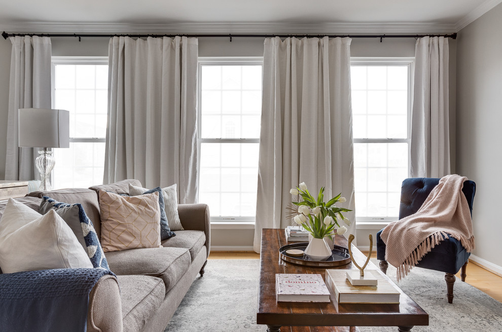 Imagen de sala de estar contemporánea con paredes grises