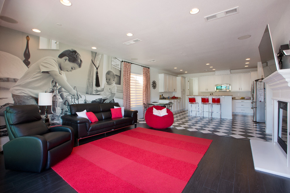 Immagine di un soggiorno design aperto con angolo bar, pareti bianche, TV a parete, parquet scuro, camino classico e pavimento nero