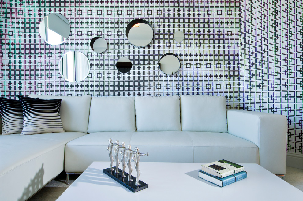 Idée de décoration pour une salle de séjour marine de taille moyenne et fermée avec moquette et un sol beige.