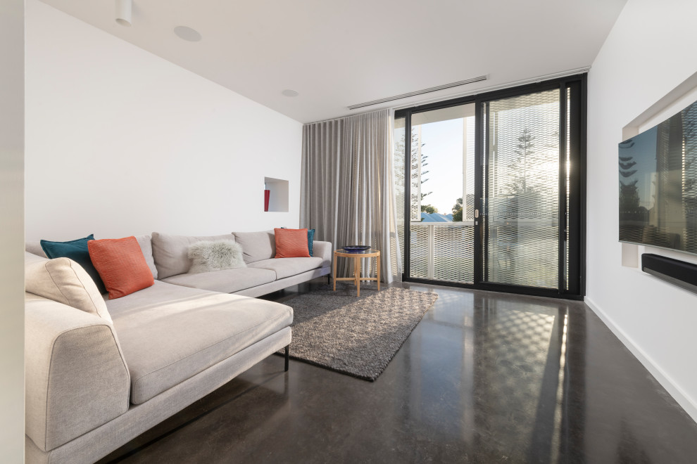 Cette image montre une salle de séjour urbaine de taille moyenne avec sol en béton ciré et un sol noir.