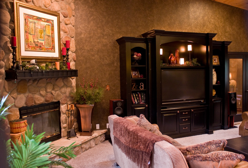 Cette photo montre une salle de séjour chic de taille moyenne et ouverte avec un mur multicolore, moquette, une cheminée d'angle, un manteau de cheminée en pierre, un téléviseur encastré et un sol beige.