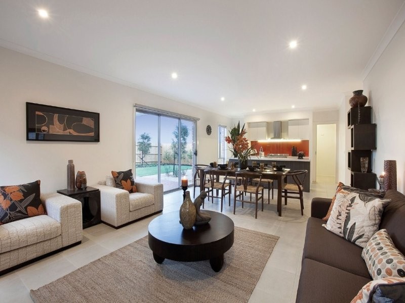 Diseño de sala de estar abierta actual de tamaño medio con paredes blancas, suelo de baldosas de porcelana y televisor independiente