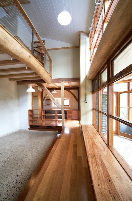 На фото: двухуровневая гостиная комната среднего размера в стиле кантри с бежевыми стенами, бетонным полом и ковром на полу