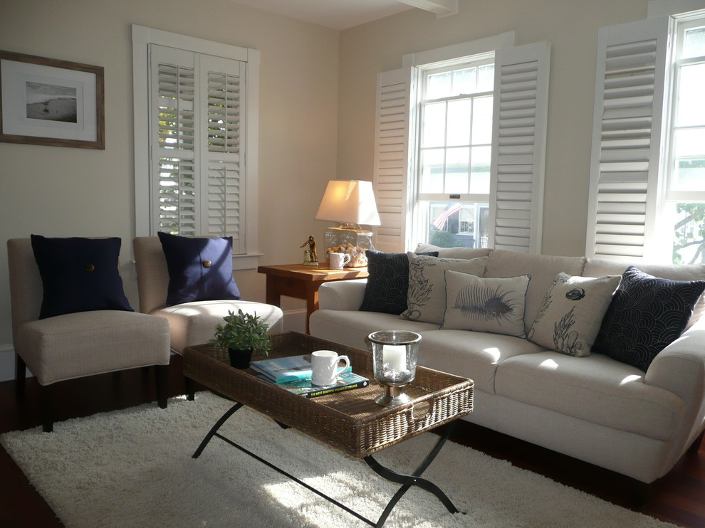 На фото: маленькая изолированная гостиная комната в морском стиле с белыми стенами и темным паркетным полом для на участке и в саду с