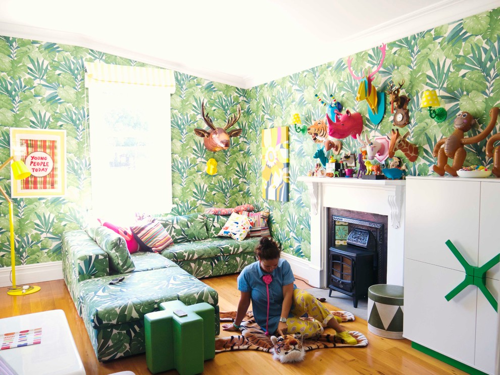 Idée de décoration pour une salle de séjour design avec une cheminée standard et un mur multicolore.