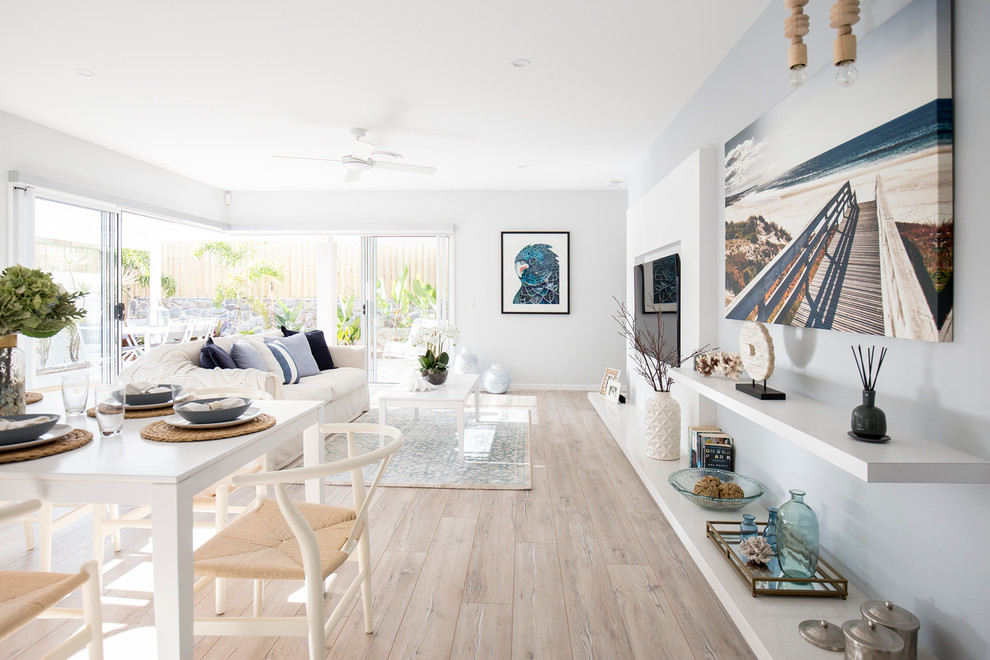 Modelo de sala de estar abierta marinera con paredes blancas y pared multimedia