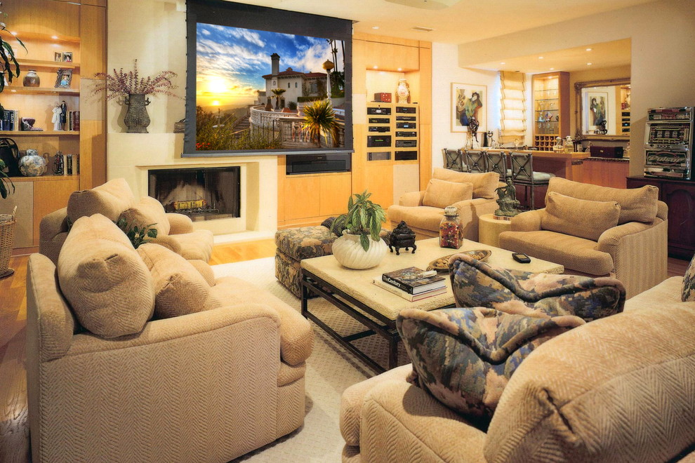 Diseño de sala de estar abierta actual con paredes beige y todas las chimeneas