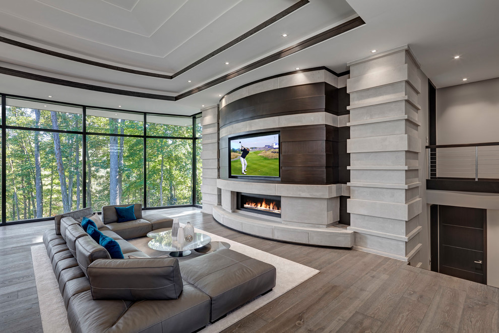 Стильный дизайн: открытая гостиная комната в современном стиле с серыми стенами, темным паркетным полом, горизонтальным камином и коричневым полом - последний тренд