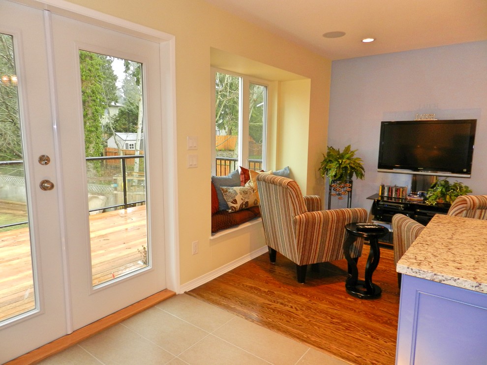 Cette image montre une salle de séjour traditionnelle de taille moyenne et ouverte avec salle de jeu, un mur bleu, un sol en bois brun et un téléviseur indépendant.